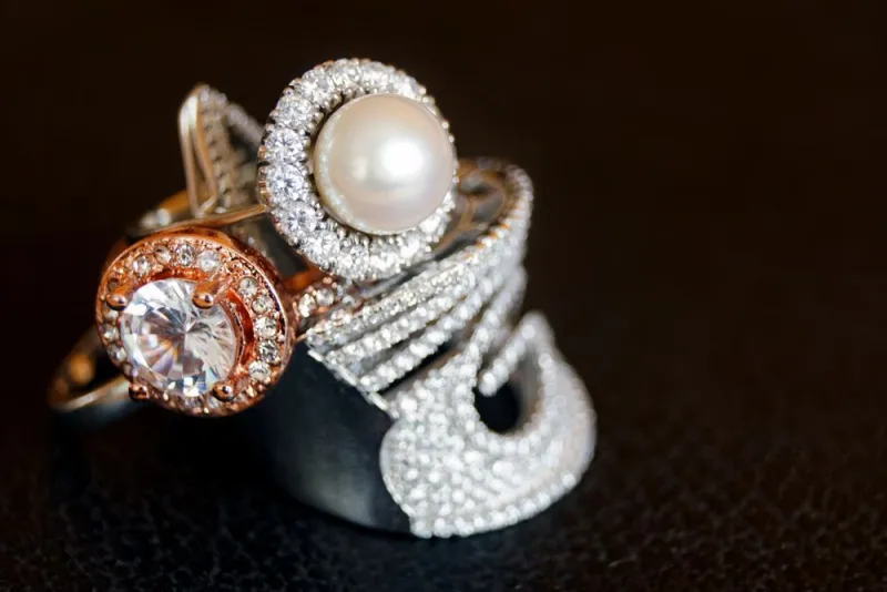 Cincin perak bermata mutiara dan batu bening